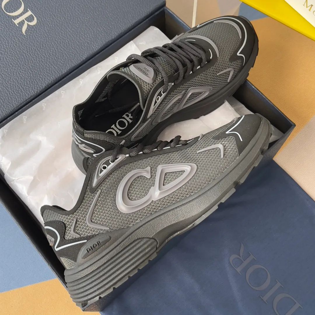[DIOR] P: 560💰 Men's 39-44 (customized at 45.46) Dior Dior B30 series Countdown technology sneakers casual dad shoes This B30 Countdown technology sneaker is a new product in the 2026 spring men's wear series. The sports silhouette combines high-end logos and technological performance, making it unique. Lightweight and comfortable, it's inspired by modern running and crafted from materials like white and gray N30 nylon, a breathable technical fabric with multiple layers of translucence. Decorated with navy blue injection molded rubber panels and a graphic reinterpretation of the CD30 logo to enhance the style. Rubber Dior B30 and CD30 logos on the tongue and backside. The textured-effect sole is made from elastic rubber and foam and features classic details for ideal comfort. Can be matched with sportswear and casual outfits to create a sophisticated look. Exquisite packaging at the delivery counter 🛍📦 ▪️Fabric: original customized technical fabric + mesh ▪️Inner lining: customized breathable lining ▪️Outsole: original molded IP foam + TPU outsole ▪️Insole thickness: 3.5CM
